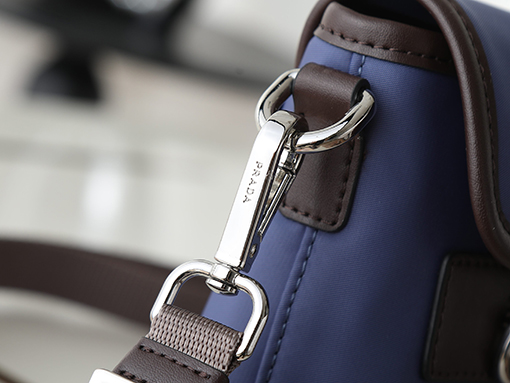 プラダ Re-Nylon 牛革とナイロン製の布製スマホケース