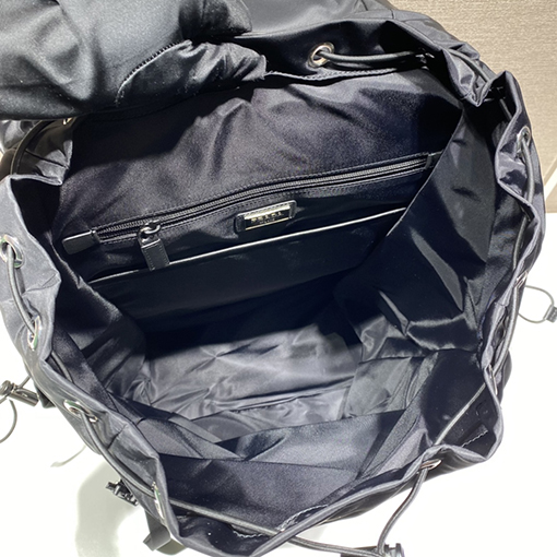 プラダ 新しいハイキングバックパック