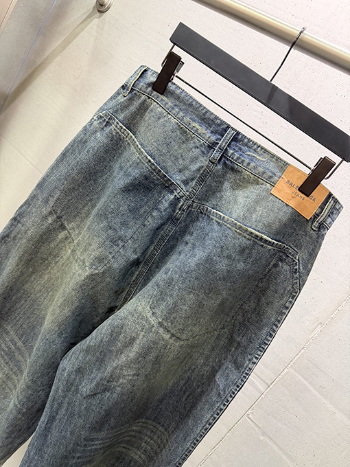 バレンシアガ 新しいサンスクリット語のアップリケペイント汚れたパンツ