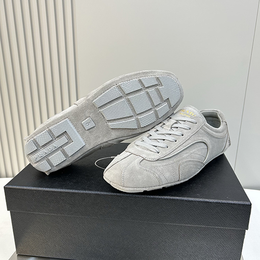 プラダ偽物 新モデルクラシックなドライビングシューズ