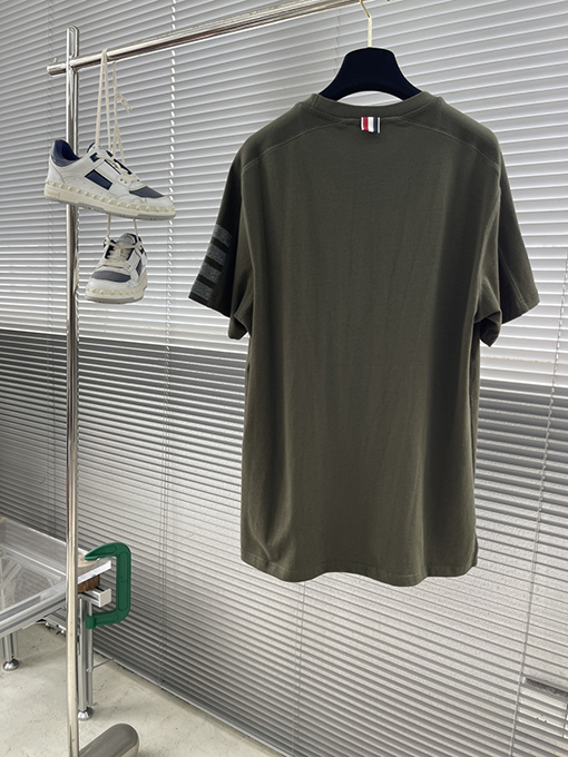 トムブラウンスーパーコピー 左袖ラグラン4本ストライプクルーネック半袖Tシャツ
