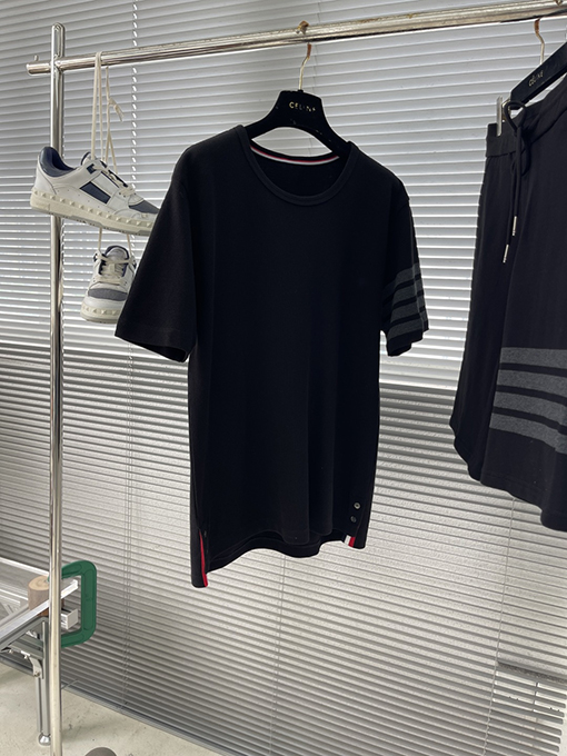 トムブラウンスーパーコピー 左袖ラグラン4本ストライプクルーネック半袖Tシャツ