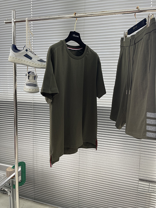 トムブラウンスーパーコピー 左袖ラグラン4本ストライプクルーネック半袖Tシャツ