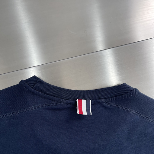 トムブラウンスーパーコピー 左袖ラグラン4本ストライプクルーネック半袖Tシャツ