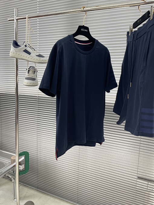 トムブラウンスーパーコピー 左袖ラグラン4本ストライプクルーネック半袖Tシャツ