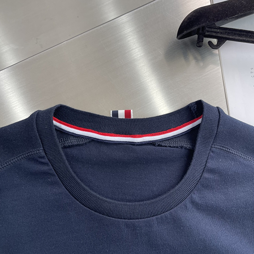 トムブラウンスーパーコピー 左袖ラグラン4本ストライプクルーネック半袖Tシャツ