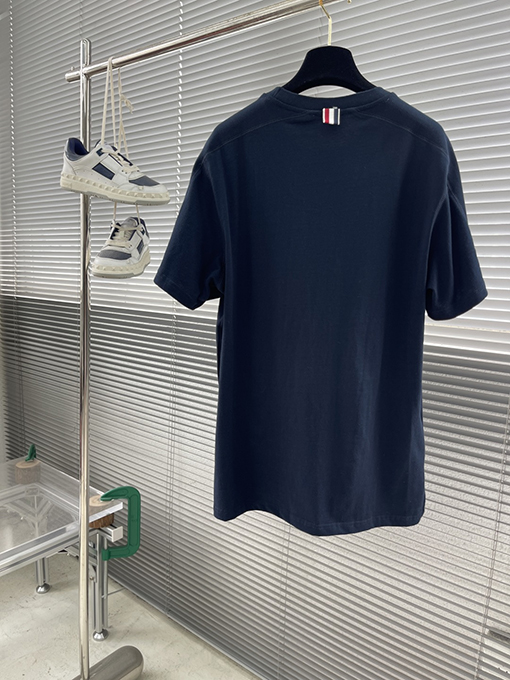 トムブラウンスーパーコピー 左袖ラグラン4本ストライプクルーネック半袖Tシャツ