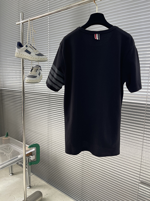 トムブラウンスーパーコピー 左袖ラグラン4本ストライプクルーネック半袖Tシャツ