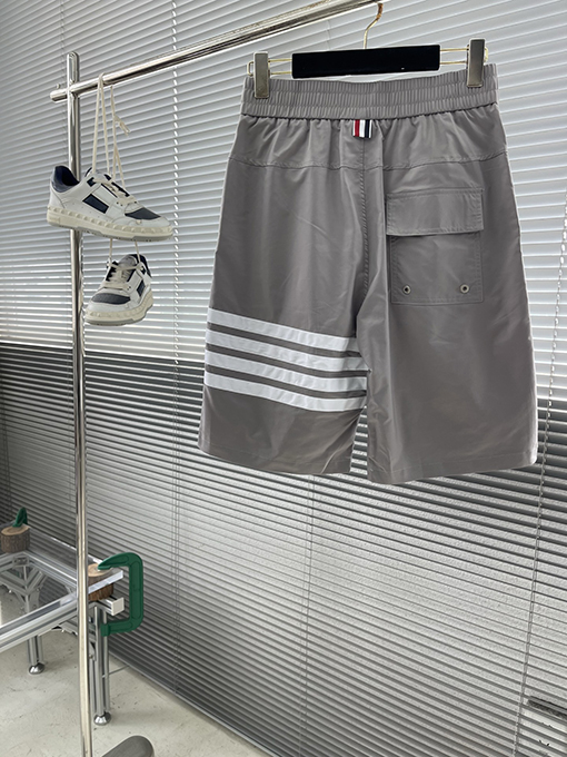 トムブラウンショートパンツスーパーコピー クラシックの4本ストライプのビーチショーツ