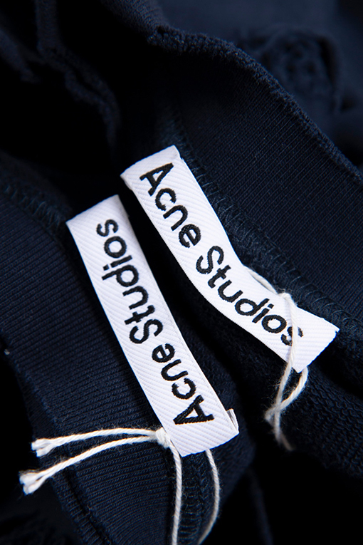 アクネストゥディオズ偽物 Acne Studios バッジ付き破れクルーネックのスウェットシャツ
