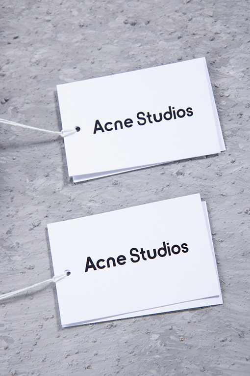 アクネストゥディオズ偽物 Acne Studios バッジ付き破れクルーネックのスウェットシャツ