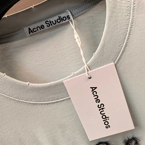 アクネストゥディオズ Acne Studios 袖にフロッキーの文字ツーピース風の長袖シャツ