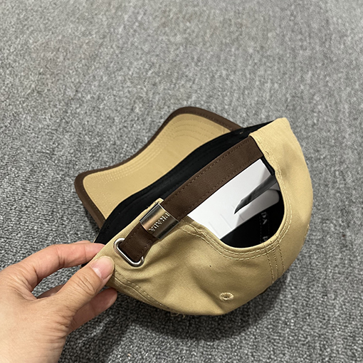 プラダベースボールキャップコピー 三角形のロゴが入ったハードトップベースボールキャップ