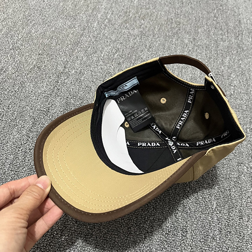 プラダベースボールキャップコピー 三角形のロゴが入ったハードトップベースボールキャップ