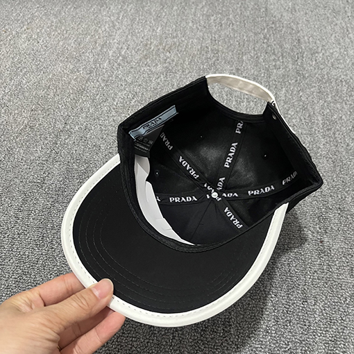 プラダベースボールキャップコピー 三角形のロゴが入ったハードトップベースボールキャップ