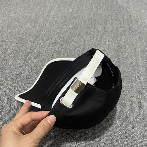 プラダベースボールキャップコピー 三角形のロゴが入ったハードトップベースボールキャップ