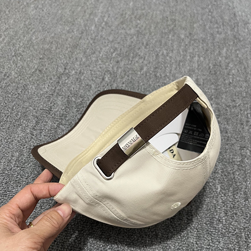プラダベースボールキャップコピー 三角形のロゴが入ったハードトップベースボールキャップ