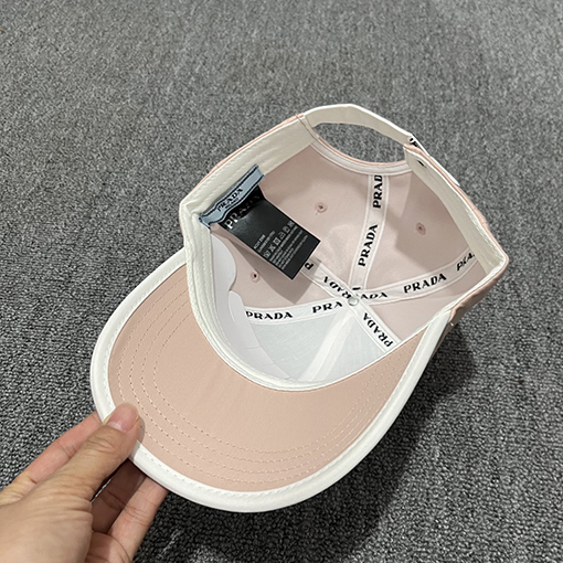 プラダベースボールキャップコピー 三角形のロゴが入ったハードトップベースボールキャップ
