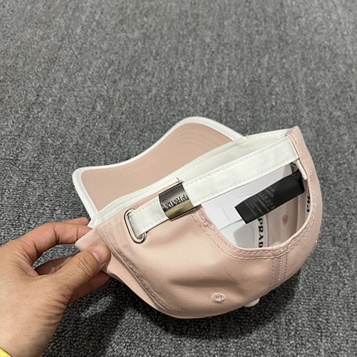プラダベースボールキャップコピー 三角形のロゴが入ったハードトップベースボールキャップ