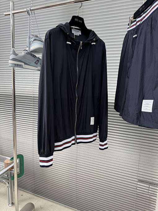 トムブラウン日焼け防止ジャケットコピー クラシックな4本ストライプのプレミアム薄日焼け防止ジャケット
