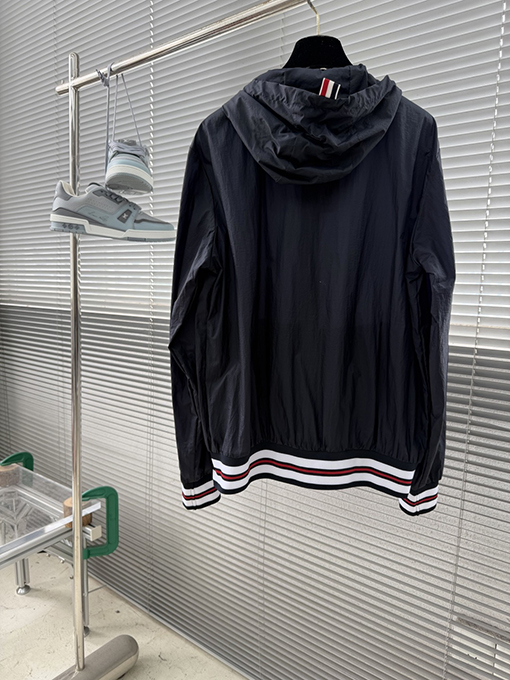 トムブラウン日焼け防止ジャケットコピー クラシックな4本ストライプのプレミアム薄日焼け防止ジャケット