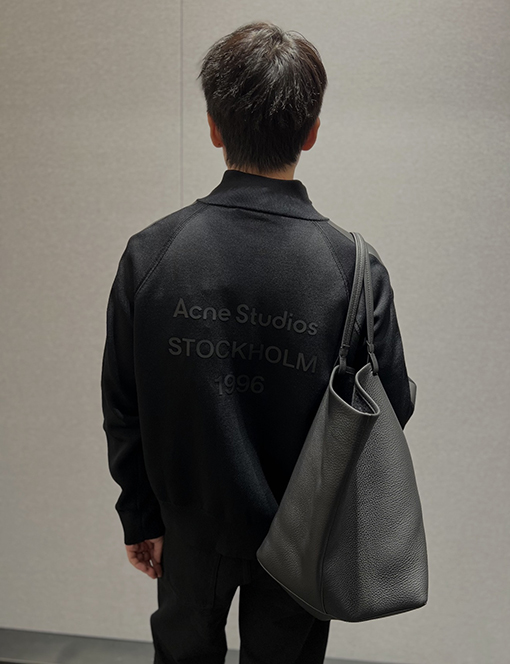 アクネストゥディオズ Acne Studios レターロゴ入りレザージップアップニットセーター