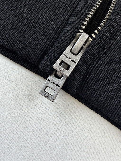 アクネストゥディオズ Acne Studios レターロゴ入りレザージップアップニットセーター