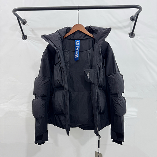 バレンシアガ BALENCIAGA 最新の秋冬フード付きダウンジャケット
