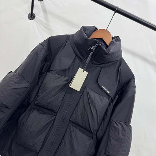 バレンシアガ BALENCIAGA 最新の秋冬フード付きダウンジャケット