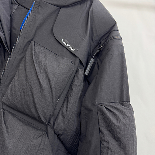 バレンシアガ BALENCIAGA 最新の秋冬フード付きダウンジャケット