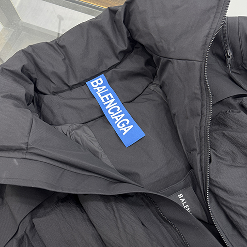 バレンシアガ BALENCIAGA 最新の秋冬フード付きダウンジャケット