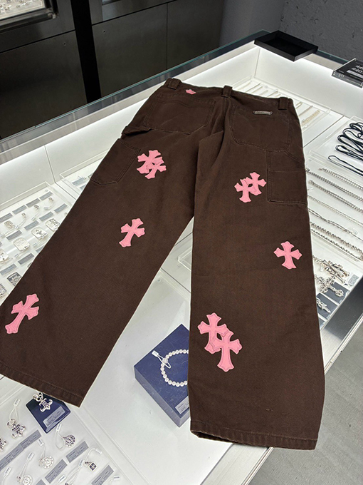 クロムハーツジーンズスーパーコピー クラシックなレザートリムとシルバーボタンのジーンズ15~20日で オーダー製作