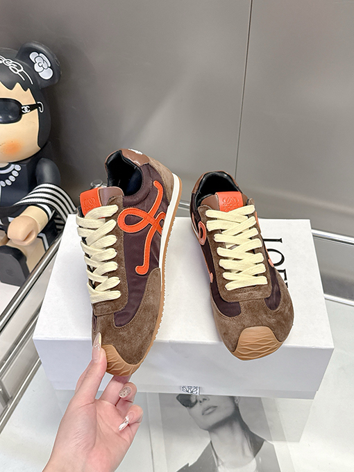 ロエベスーパーコピー 新作コラボレーションスニーカー