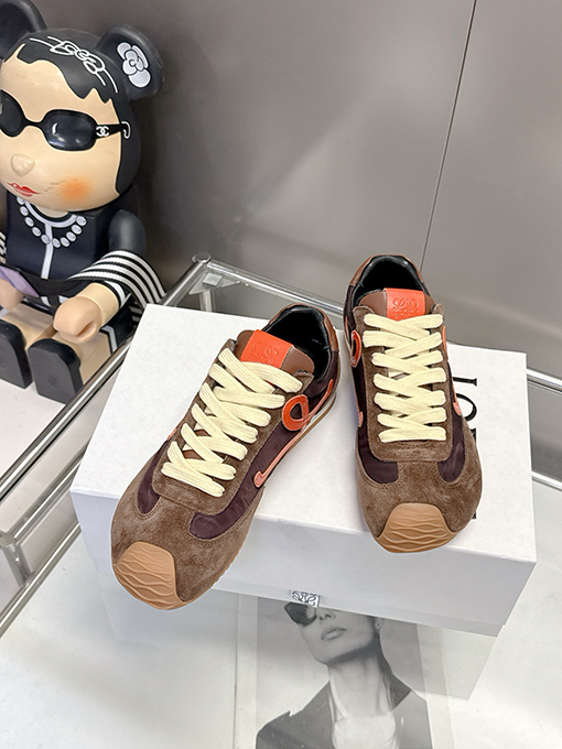 ロエベスーパーコピー 新作コラボレーションスニーカー