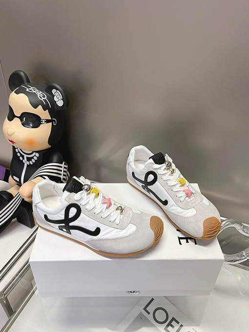 ロエベ コラボレーションシリーズ新色のスニーカー