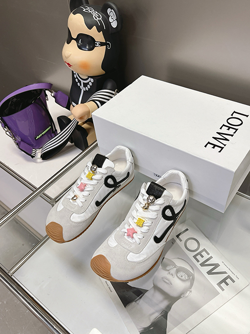ロエベ コラボレーションシリーズ新色のスニーカー