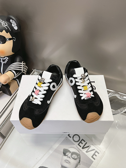 ロエベ コラボレーションシリーズ新色のスニーカー