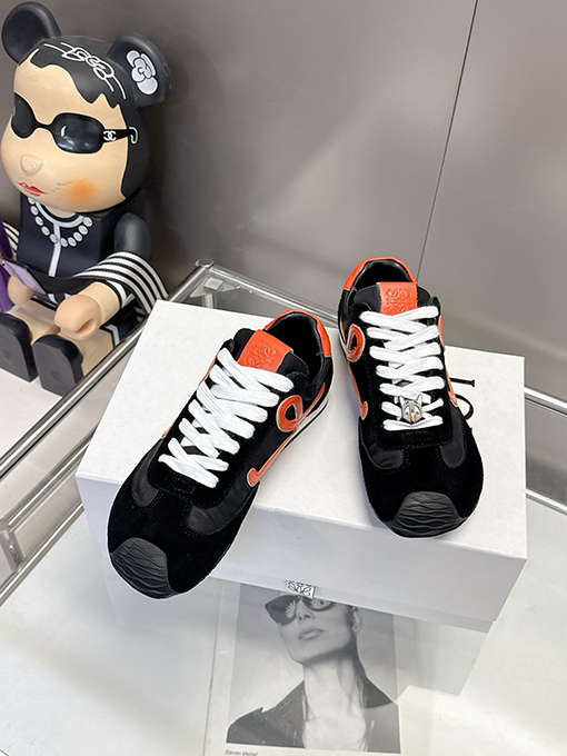 ロエベ偽物 コラボレーションスタイリッシュな新色スニーカー