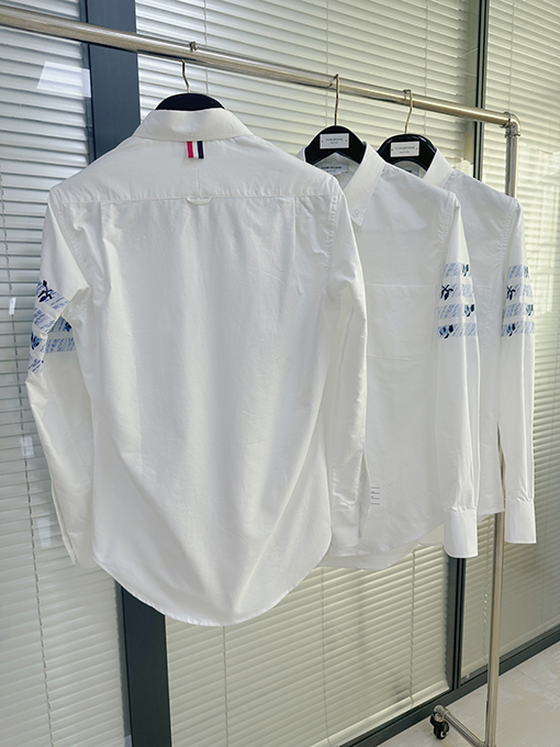 トムブラウン バラの刺繍入り長袖シャツ