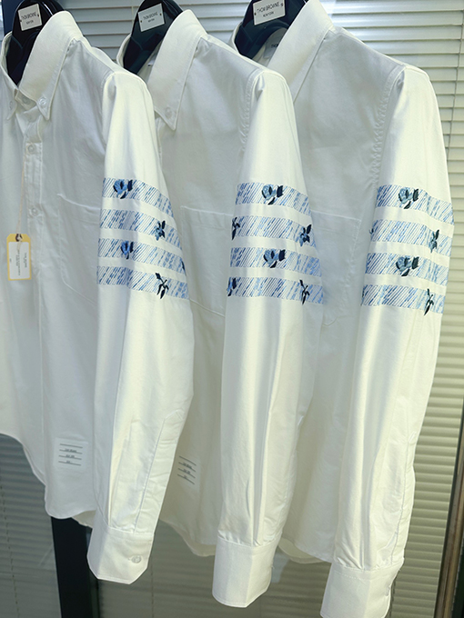トムブラウン バラの刺繍入り長袖シャツ