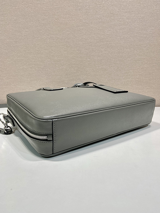 プラダ Saffiano 最新のメンズバッグ