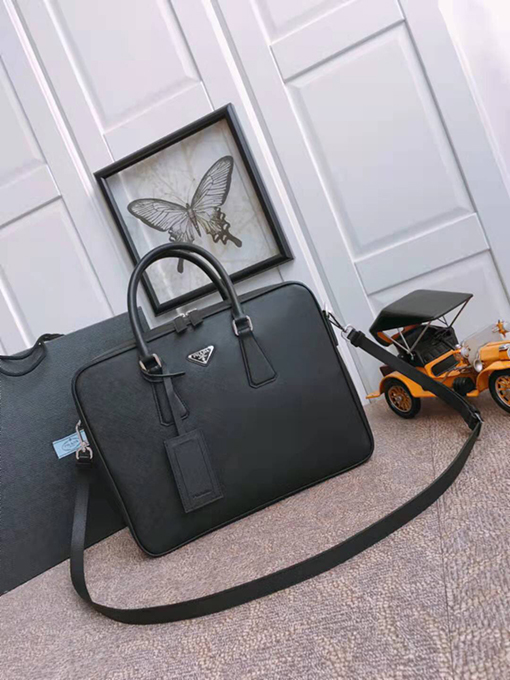 プラダ Saffiano 最新のメンズバッグ