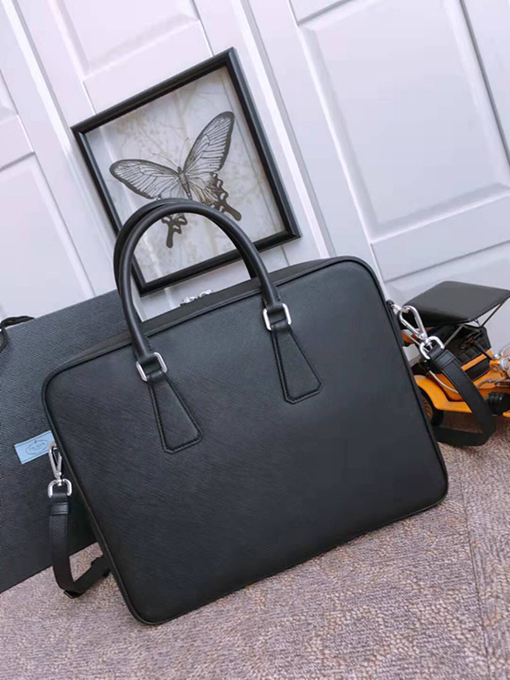 プラダ Saffiano 最新のメンズバッグ
