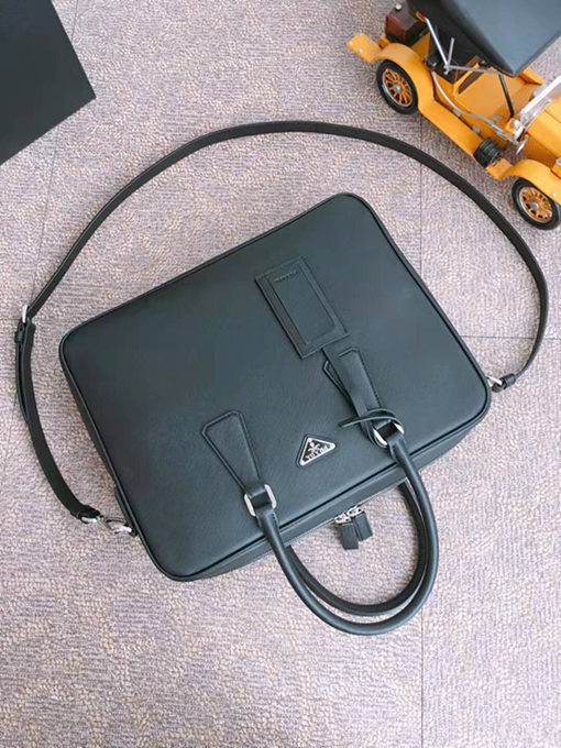 プラダ Saffiano 最新のメンズバッグ