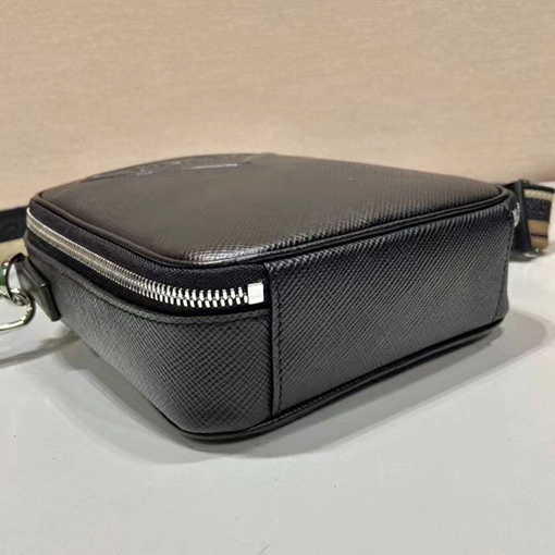 プラダ偽物 Saffiano 刺繍リボン付きメンズクロスボディバッグ