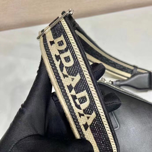 プラダ偽物 Saffiano 刺繍リボン付きメンズクロスボディバッグ