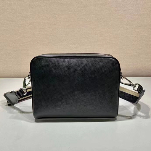 プラダ Saffiano 新モデル刺繍リボン付きメンズクロスボディバッグ