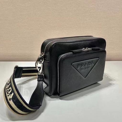 プラダ Saffiano 新モデル刺繍リボン付きメンズクロスボディバッグ