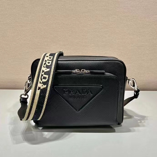 プラダ Saffiano 新モデル刺繍リボン付きメンズクロスボディバッグ