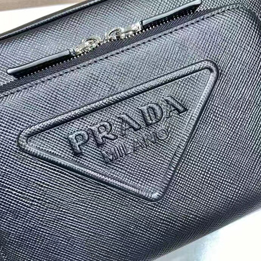 プラダ Saffiano 新モデル刺繍リボン付きメンズクロスボディバッグ